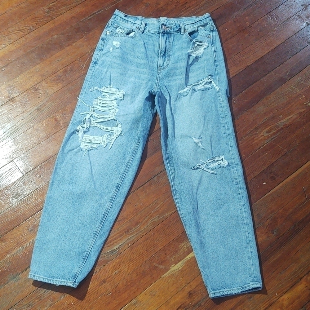 American Eagle Outfitters Relaxed Mom Jean Destroyed / Distressed Sz 4